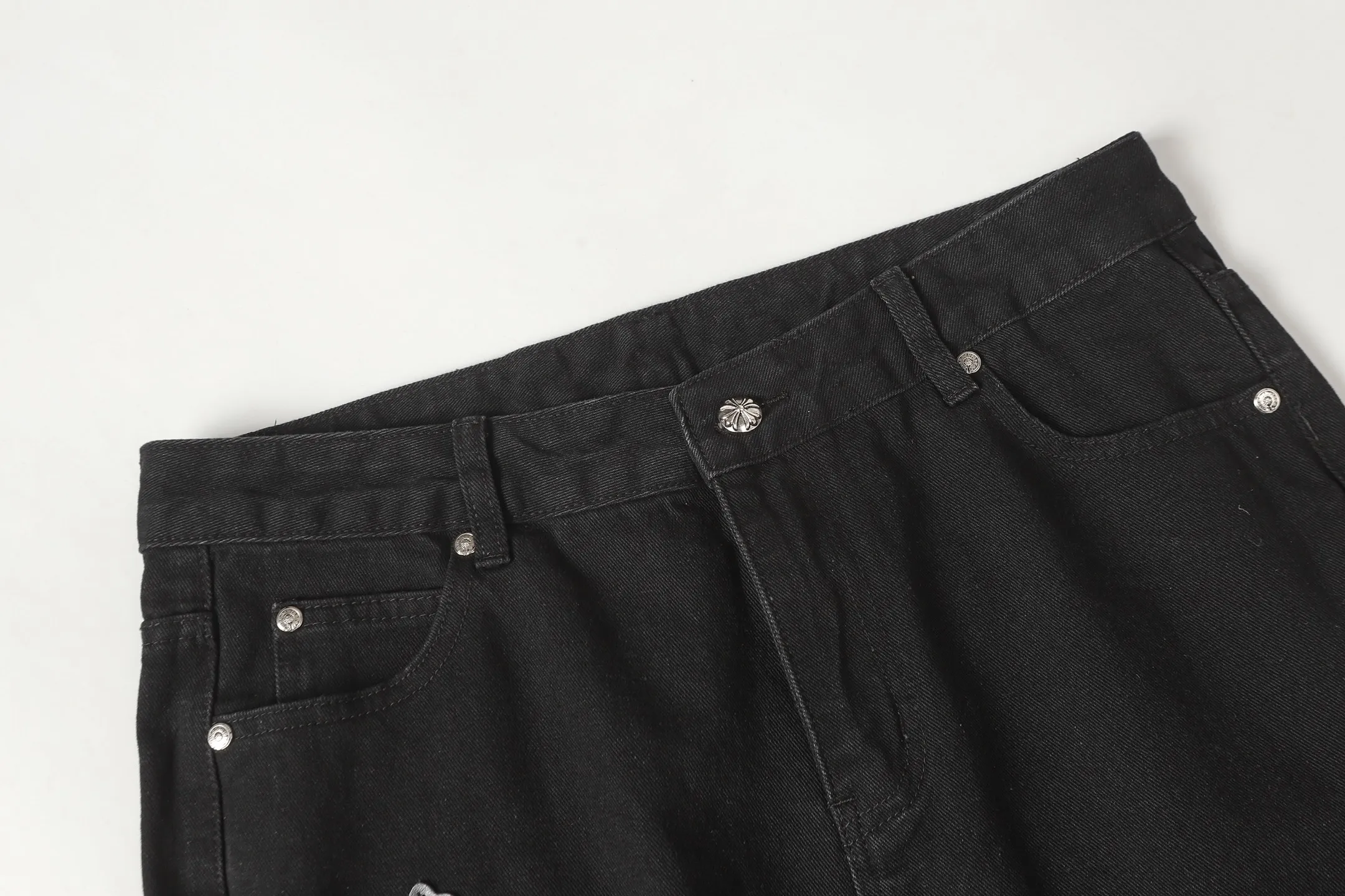 P240 Cross-border quantity model, please do not place an order if you are pursuing quality - Chrome Hearts/Chrome Heart Cross ✝️ Inlaid embroidered washed jeans, trousers and casual pants - High weight, high density and high quality. The wool is soft, delicate and skin-friendly. It feels soft and silky. It has excellent warmth and skin-friendly properties. - Customized weaving and dyeing, no color difference. No matter the fabric or workmanship details, it beats the ordinary version on the market. - Hardware zipper accessories are all customized, full of details -Colour: washed black -Size: 28 30 32 34 36